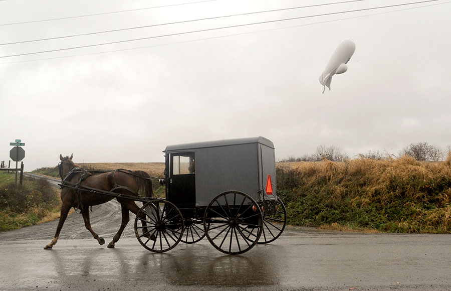 Eye in the Sky: What a Surveillance Blimp in Amish Country Says About Theocracy and Technocracy - 天空之眼：阿米什国家的监视飞艇对神权政治和技术官僚说了什么