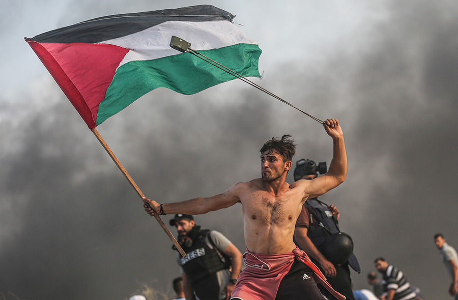 Viral Photo of Palestinian Protester Compared to Delacroix’s ‘Liberty Leading the People’ - 巴勒斯坦抗议者的照片与德拉克鲁瓦的“自由领导人民”