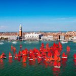 在威尼斯双年展上，一支由50艘红色帆船组成的舰队将着眼于气候变化。